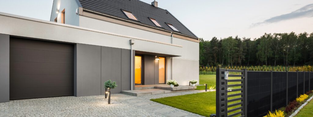 falagotti Solarzaun Puristica vor Haus am Waldrand